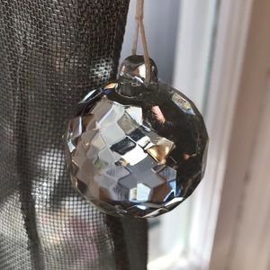 🌷🌺 WOW - Rare and very hard to find - round cut crystal- just gorgeous!🌹🌷